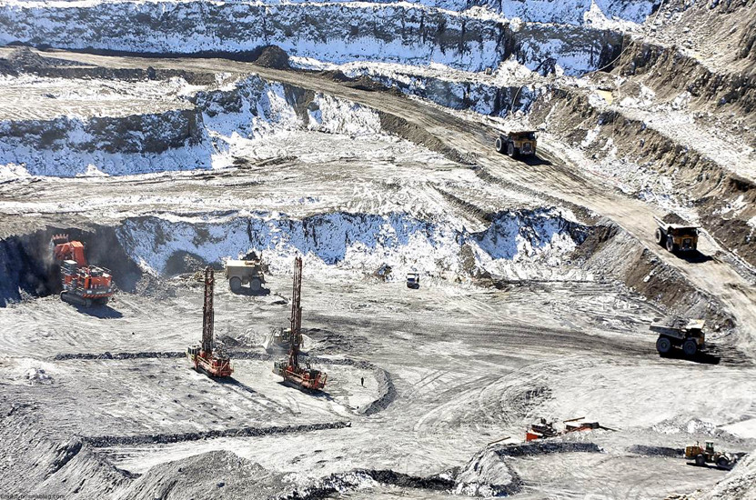 Polyus là nhà sản xuất vàng lớn nhất ở Nga với nhiều mỏ khai thác ở lãnh thổ Krasnoyarsk, vùng Irkutsk và Magadan, Cộng hòa Sakha.