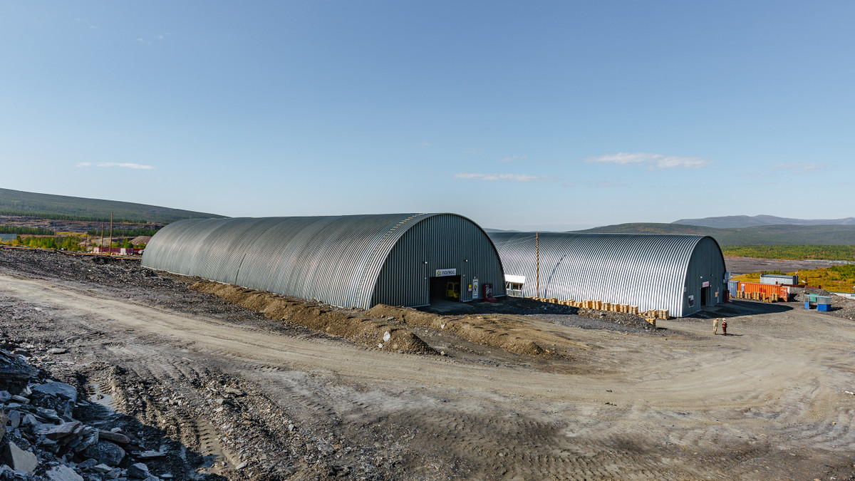 Bằng các phương pháp nghiên cứu và thống kê, Plyus công bố 540 triệu tấn quặng ở mỏ Sukhoi Log chứa 40 triệu ounce vàng, tương đương 1.200 tấn vàng, chiếm khoảng 1/4 tổng số vàng chưa qua khai thác của cả nước.