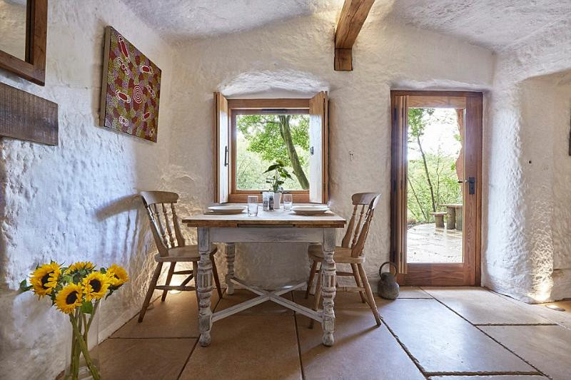 Chủ sở hữu Angelo Midentietro đã chi 179.000 bảng Anh (230.000 USD) để cải tạo thành không gian hiện đại. Phòng ngủ có giường cỡ lớn, phòng tắm và phòng thay quần áo có hệ thống sưởi sàn sang trọng trong mùa đông.