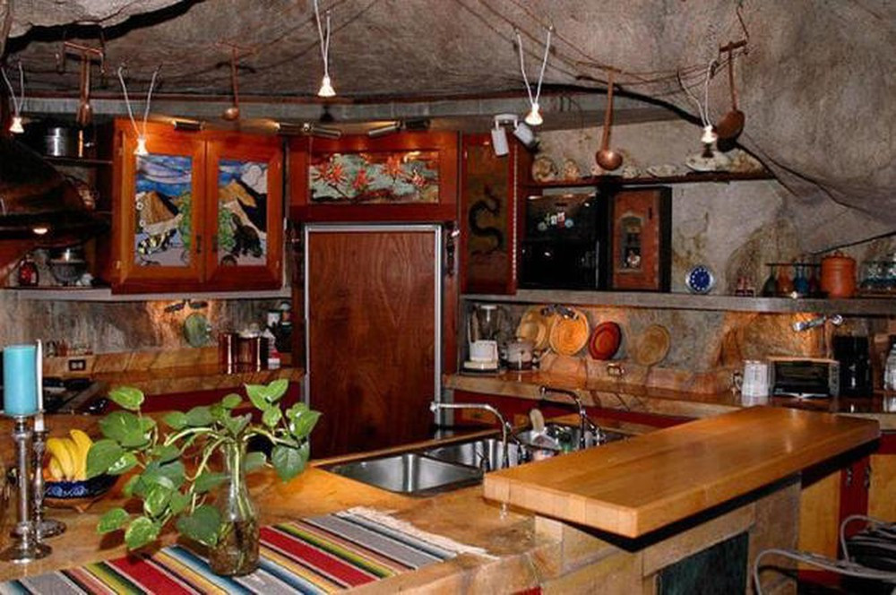 Nhà bếp gồm tất cả các tiện nghi như tủ lạnh, bếp nấu ăn và máy rửa bát.