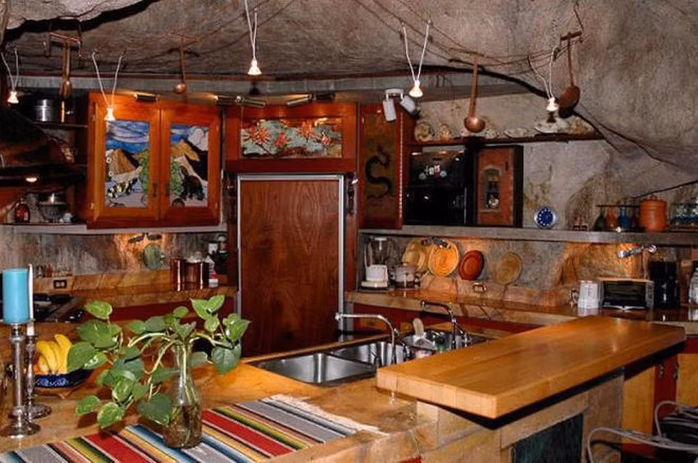 Nhà bếp gồm tất cả các tiện nghi như tủ lạnh, bếp nấu ăn và máy rửa bát.