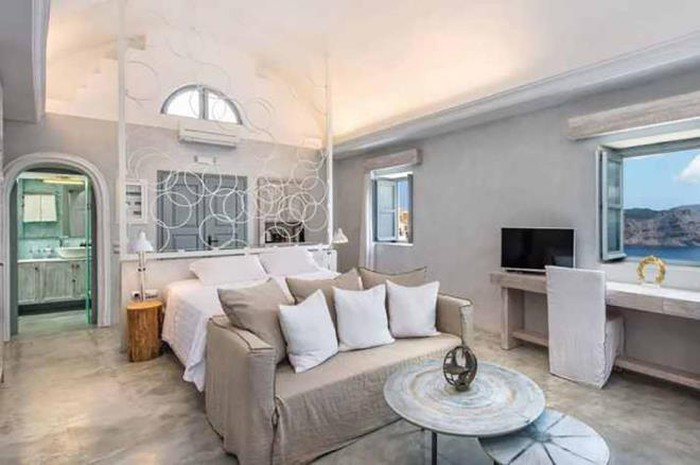 Căn nhà hoàn hảo như một bức tranh ở Santorini (Hy Lạp) này được cải tạo với trần và tường cong tự nhiên. Các ô cửa và vách ngăn cắt theo hình dạng giống nhau để giữ cảm giác mềm mại xuyên suốt.