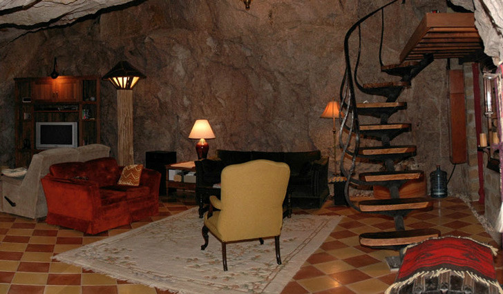 Ngoài ngôi nhà chính, Chulo Canyon còn có một nhà khách hai tầng, một hội thảo, phòng trò chơi và một thư viện.