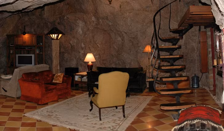 Ngoài ngôi nhà chính, Chulo Canyon còn có một nhà khách hai tầng, một hội thảo, phòng trò chơi và một thư viện.