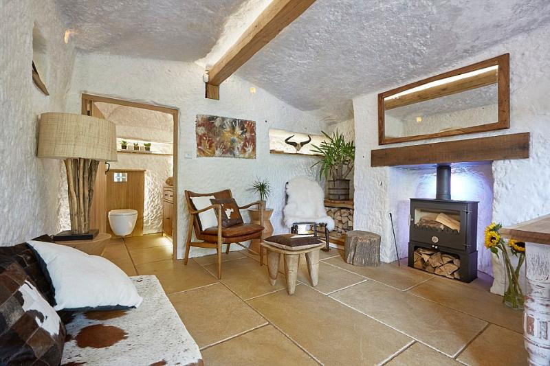 Các tiện nghi khác trong nhà còn có wi-fi, loa nghe nhạc và bếp nướng ngoài sân.