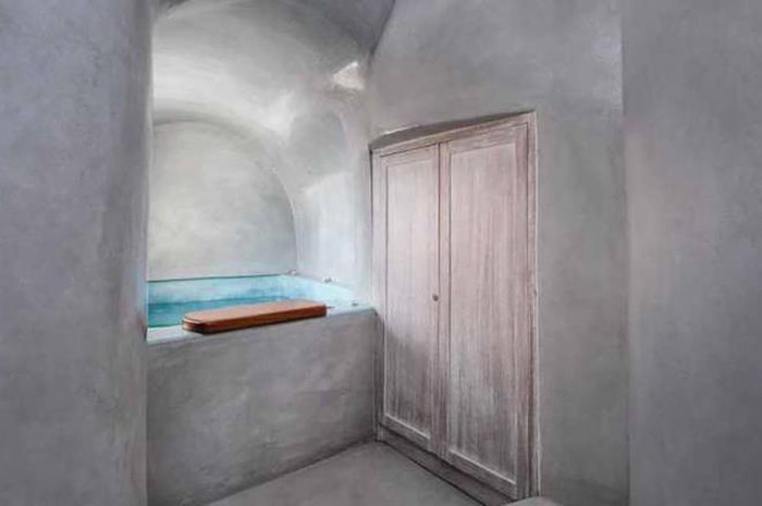 Phòng tắm cắt từ đá và có tầm nhìn tuyệt đẹp ra vịnh. Từ cửa sổ, bạn có thể nhìn thấy núi lửa Caldera và bên kia bờ biển của hòn đảo.