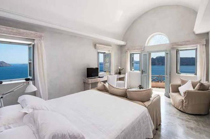 Phòng ngủ có view tuyệt đẹp hướng ra đại dương mênh mông. Nguồn ảnh: Loveproperty.