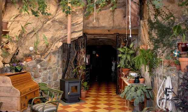 Lối vào trang trí đẹp mắt với nhiều cây xanh.