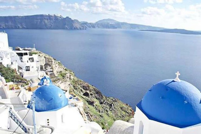 Các vách đá của Santorini xuất hiện rải rác những ngôi nhà trong hang động, nhiều trong số đó đã có người sinh sống hàng trăm năm.