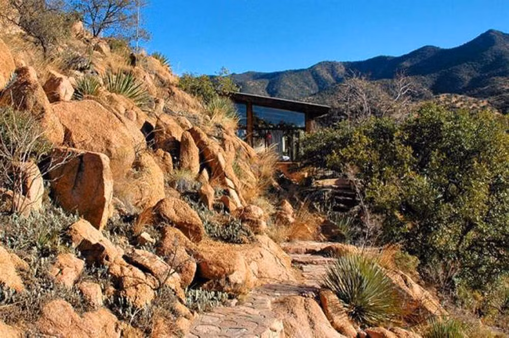 Nhìn từ bên ngoài, căn nhà Chulo Canyon ở Brisbee (Arizona, Mỹ) giống như một cabin nhỏ nhưng bên trong là không gian rộng 538m2 được xây dựng vào sâu bên trong sườn núi.