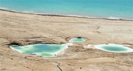 Các hố tử thần xuất hiện trên biển Chết ngày càng nhiều Cac ho tu than xuat hien tren bien Chet ngay cang nhieu