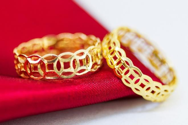 Gia vang hom nay 7/10: Nha dau tu o at ban, gia vang giam sau