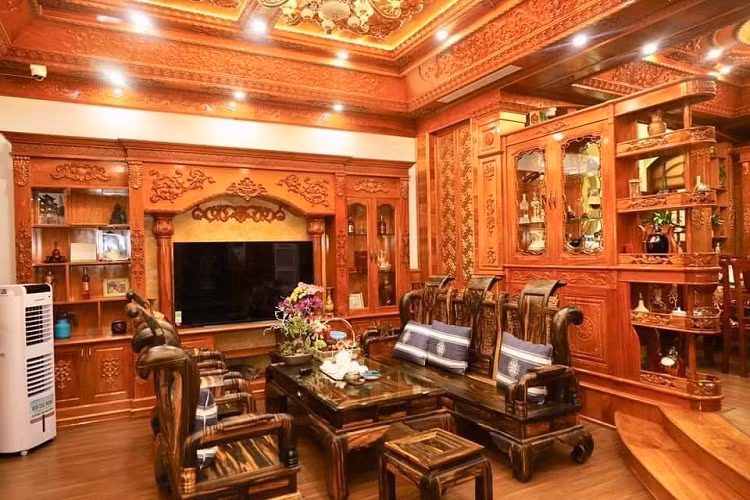 Toàn bộ nội thất bên trong căn biệt thự đều được ốp gỗ. Ảnh: Báo dấn sinh.