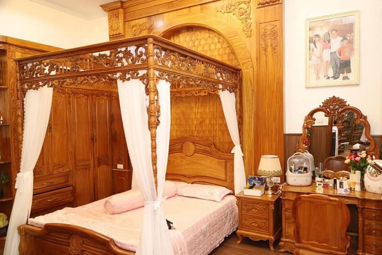 Các loại nội thất rời như bàn ghế, giường ngủ cũng được làm bằng gỗ với nhiều chi tiết khắc trạm cầu kỳ. Ảnh: Dân Việt.