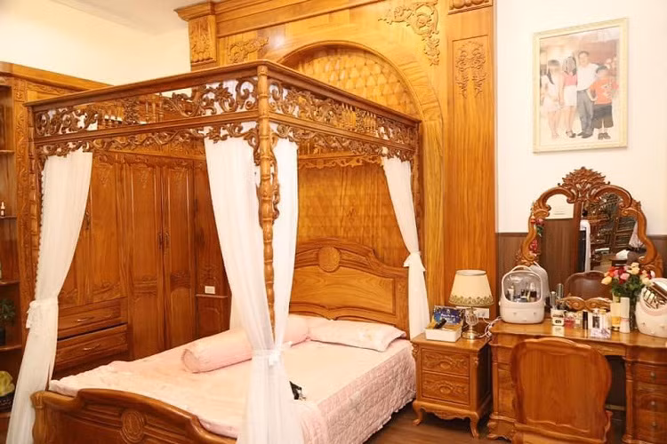 Các loại nội thất rời như bàn ghế, giường ngủ cũng được làm bằng gỗ với nhiều chi tiết khắc trạm cầu kỳ. Ảnh: Dân Việt.