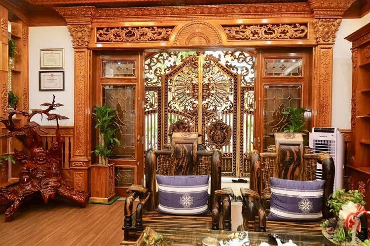 Mọi chi tiết phào, ốp tường đều rất tỉ mỉ. Ảnh: Dân Việt.