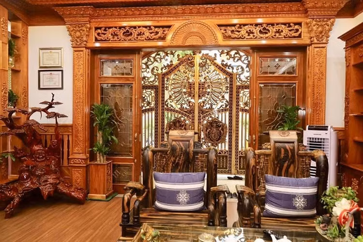 Mọi chi tiết phào, ốp tường đều rất tỉ mỉ. Ảnh: Dân Việt.