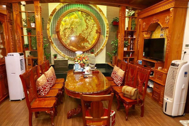 Bộ bàn ăn bằng gỗ sang trọng. Ảnh: Báo dân sinh.