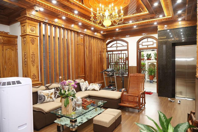 Trong nhà, gia chủ còn thiết kế thêm thang máy để thuận tiện cho việc di chuyển. Ảnh: Báo dân sinh.