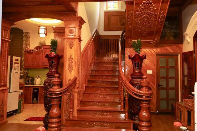 Cầu thang cũng hoàn toàn bằng gỗ. Ảnh: Báo dân sinh.