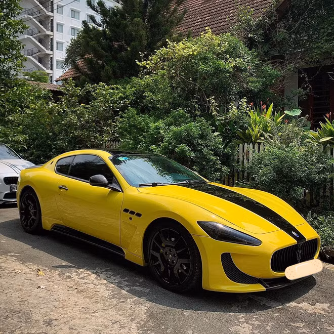 Mới đây, Tống Đông Khuê bổ sung vào bộ sưu tập xế hộp một siêu phẩm là chiếc Maserati GranTurismo có giá khoảng 15 tỷ đồng khiến nhiều người ngưỡng mộ.