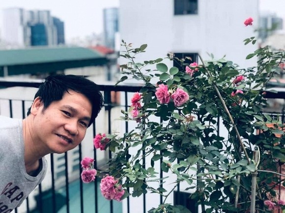 Khoảng trống trên ban công được vợ chồng nam ca sĩ Trọng Tấn tận dụng trồng nhiều loại hoa. Ảnh: Công lý &amp; xã hội.