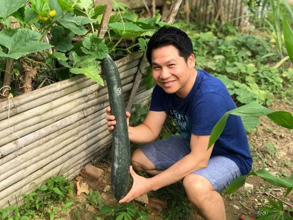 Căn biệt thự ở Thanh Hóa có diện tích sân vườn khá rộng nên nam ca sĩ có thể tận dụng trồng nhiều loại cây, rau hơn. Ảnh: Công lý &amp; xã hội.