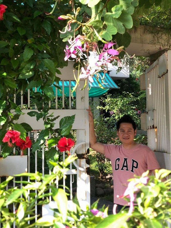 Hoa thơm khoe sắc khắp nơi. Ảnh: Công lý &amp; xã hội.