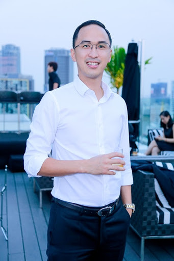 Louis Nguyễn (1983) sinh ra và lớn lên tại Manila, Philippines, cha chính là ông Johnathan Hạnh Nguyễn còn mẹ là bà Cristina Serrano. Louis Nguyễn là anh trai của Tiên Nguyễn.