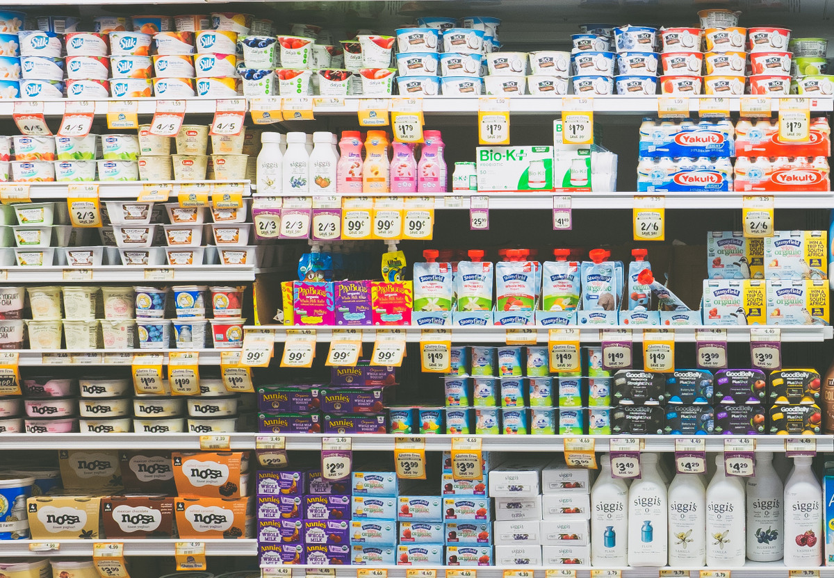 Lý do là những thực phẩm này sau khi rời khỏi ngăn mát của tủ lạnh sẽ rất dễ bị hỏng. Nếu bạn nhặt chúng đầu tiên, cho vào giỏ hàng và tiếp tục đi mua rất nhiều mặt hàng khác thì rất có thể khi về nhà chúng sẽ bị hỏng vì để ở nhiệt độ ngoài trời quá lâu.