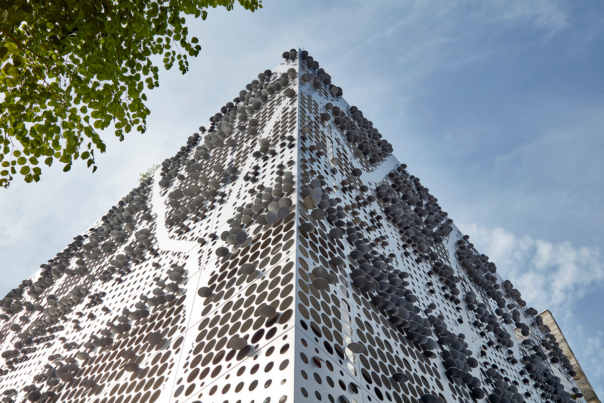 Mỗi một lỗ đục có hình ảnh tựa như những chiếc lá cây cùng ý nghĩa lọc nắng, lọc không khí cho không gian bên trong.