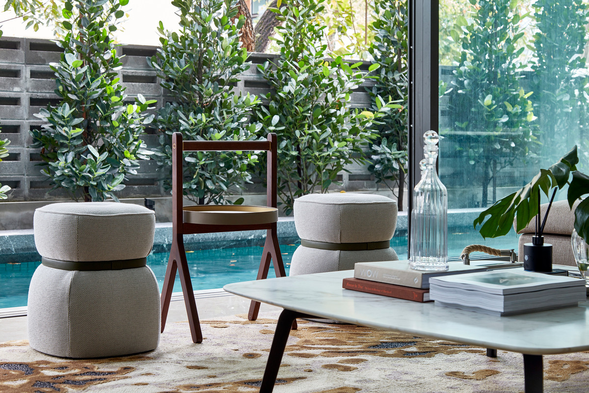 Kế bên là một hồ bơi chạy dọc chiều dài căn nhà.