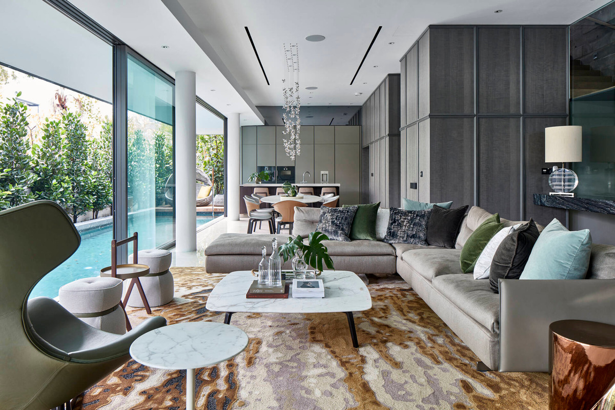 Tại tầng trệt, phòng khách và phòng ăn được thiết kế liền mạch thành một không gian mở.