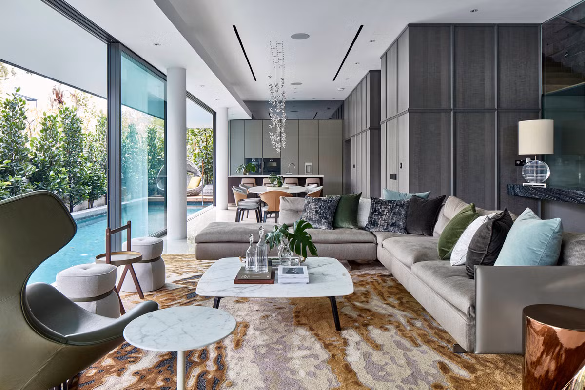 Tại tầng trệt, phòng khách và phòng ăn được thiết kế liền mạch thành một không gian mở.