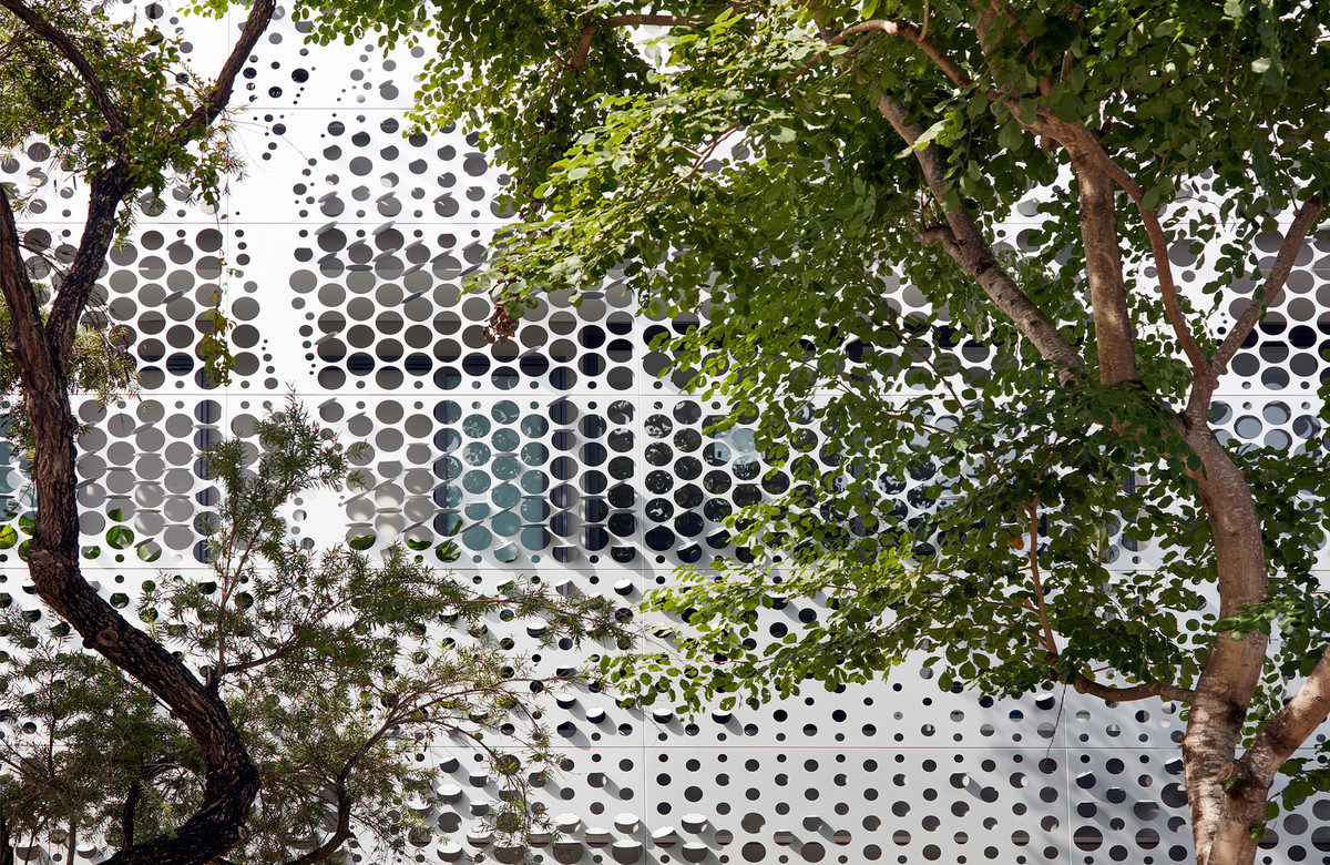 Với lớp đệm này, ngôi nhà có thể tránh được ánh nắng gay gắt từ mặt tiền hướng Đông và Tây, nhất là vào sáng sớm và chiều muộn, khi gió biển thổi qua.