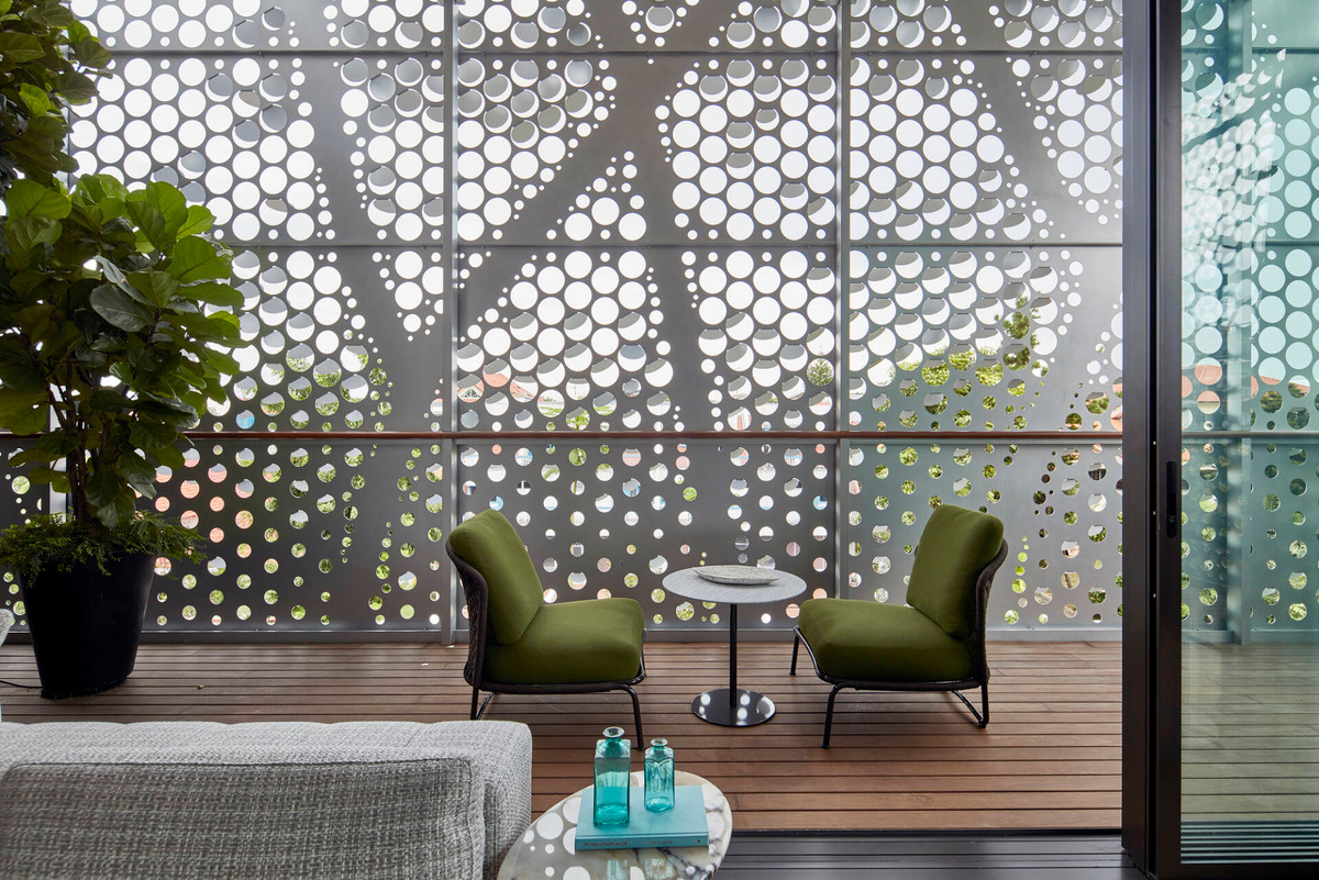 Không có ban công hay lô gia, hành lang là nơi gia chủ dành thời gian nghỉ ngơi và kết nối với không gian bên ngoài.