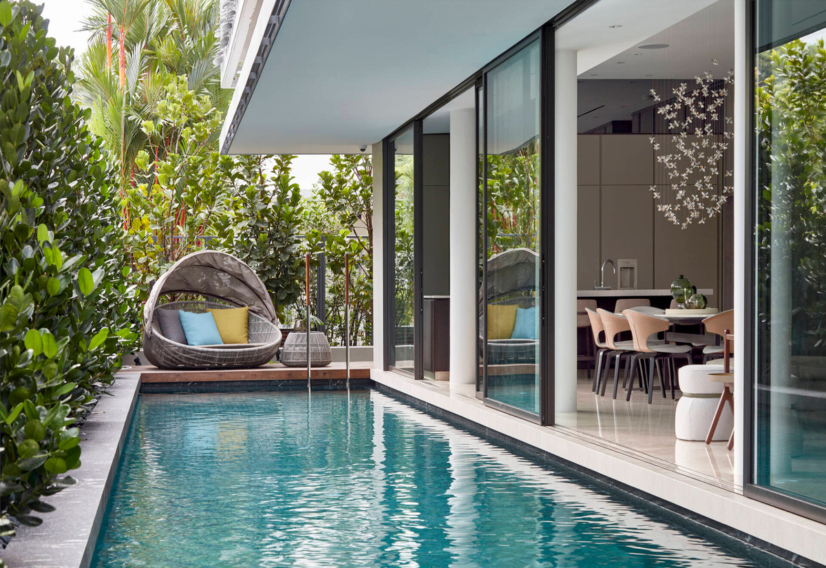 Tại khu vực này, kiến trúc sư thiết kế một bức tường thông gió giúp làm mát không khí và tạo sự riêng tư cho gia đình trong một không gian mở.