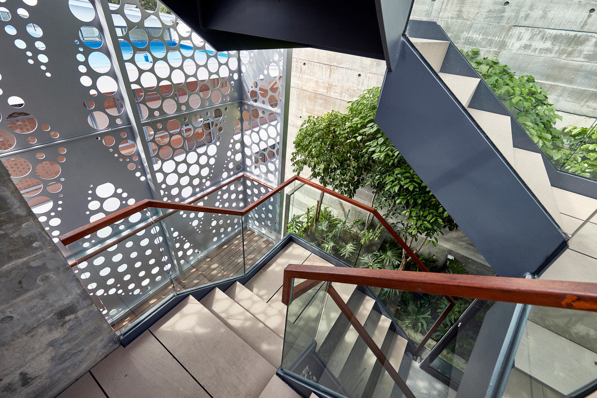 Các lỗ nhôm đục mang đến hiệu ứng ánh sáng vào các thời điểm khác nhau trong ngày.