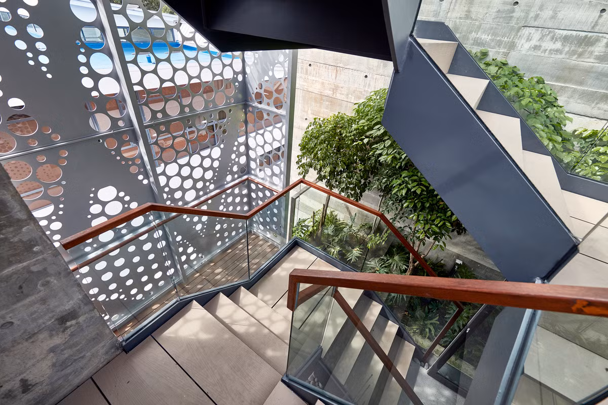 Các lỗ nhôm đục mang đến hiệu ứng ánh sáng vào các thời điểm khác nhau trong ngày.