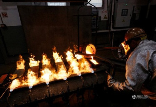 Kế đến, vàng tan chảy được đổ vào khuôn.