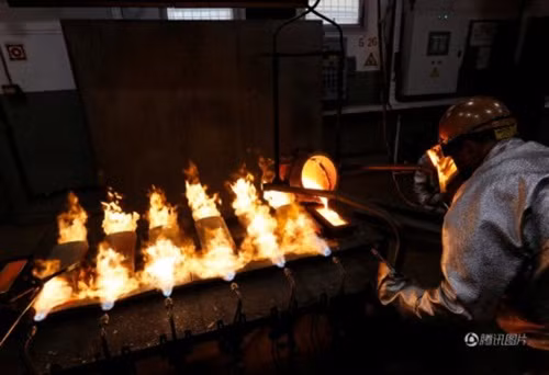 Kế đến, vàng tan chảy được đổ vào khuôn.