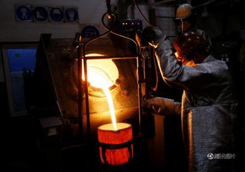 Sau đó, các hạt vàng được công nhân cho vào nấu tan chảy.