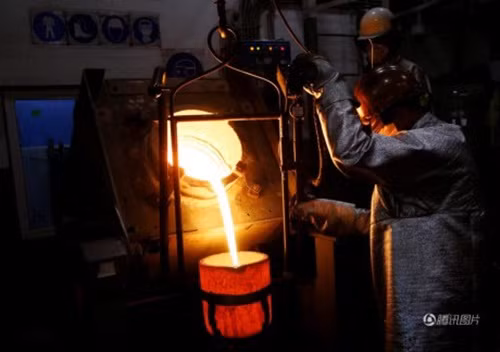 Sau đó, các hạt vàng được công nhân cho vào nấu tan chảy.