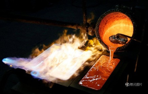 Những hạt bạc có độ tinh khiết 99,99% được đổ vào khuôn.