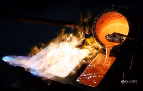 Những hạt bạc có độ tinh khiết 99,99% được đổ vào khuôn.