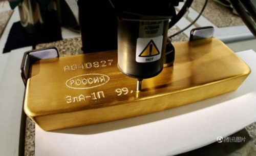 Sau khi hoàn thành các bước cơ bản, công nhân sẽ khắc những thông tin liên quan như độ tinh khiết, trọng lượng, ngày sản xuất, xuất xứ lên thỏi vàng.