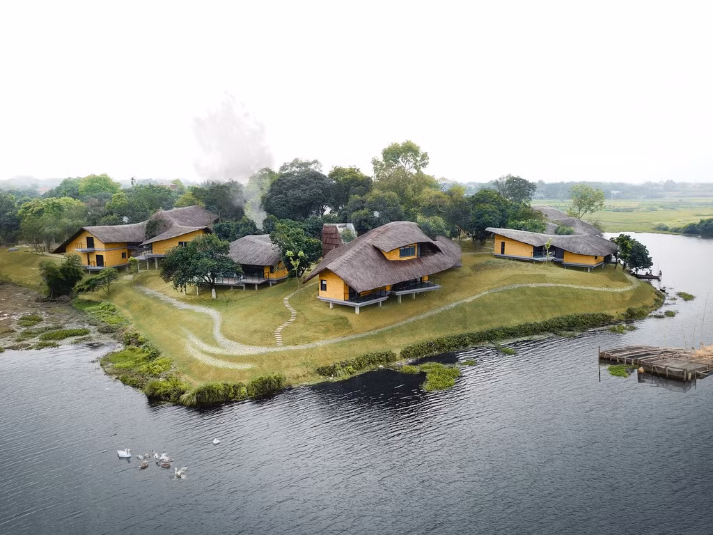 Bên cạnh quán cà phê Nocenco, Làng Mít của kiến trúc sư Hoàng Thúc Hào thắng giải dự án kiến trúc xanh của năm. Đây là một ngôi làng nhỏ nằm ở ngoại thành Hà Nội.