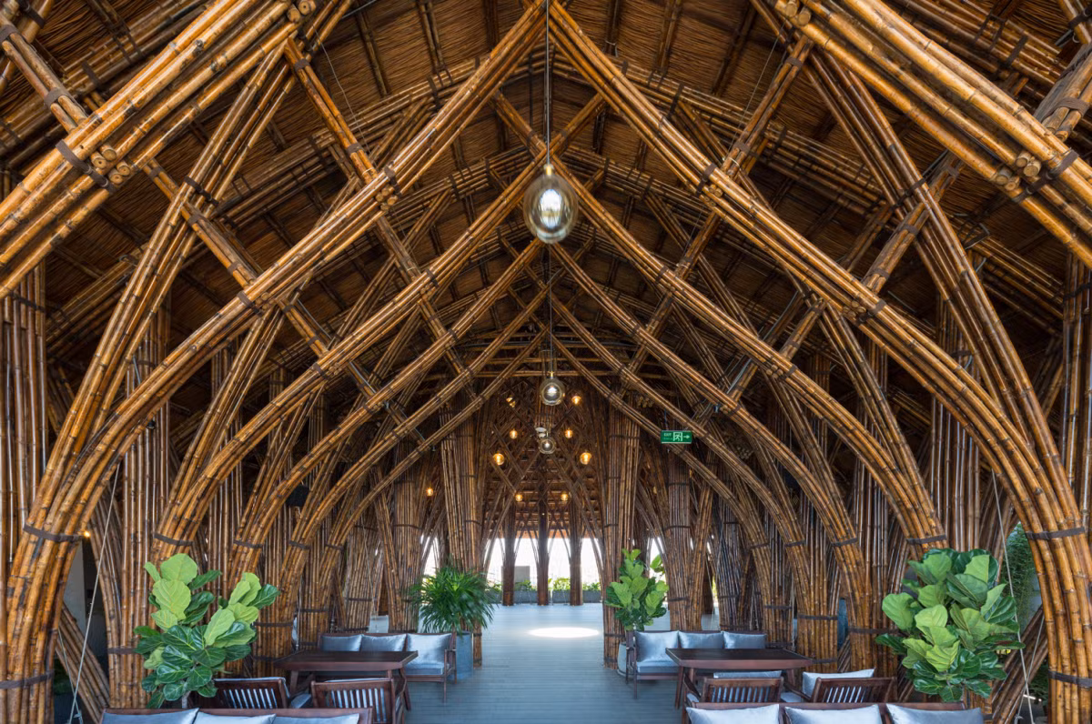 Các kiến trúc sư sử dụng tre làm vật liệu chủ đạo để xây dựng quán nhằm tiết kệm thời gian, dễ khai thác ở khí hậu nhiệt đới.