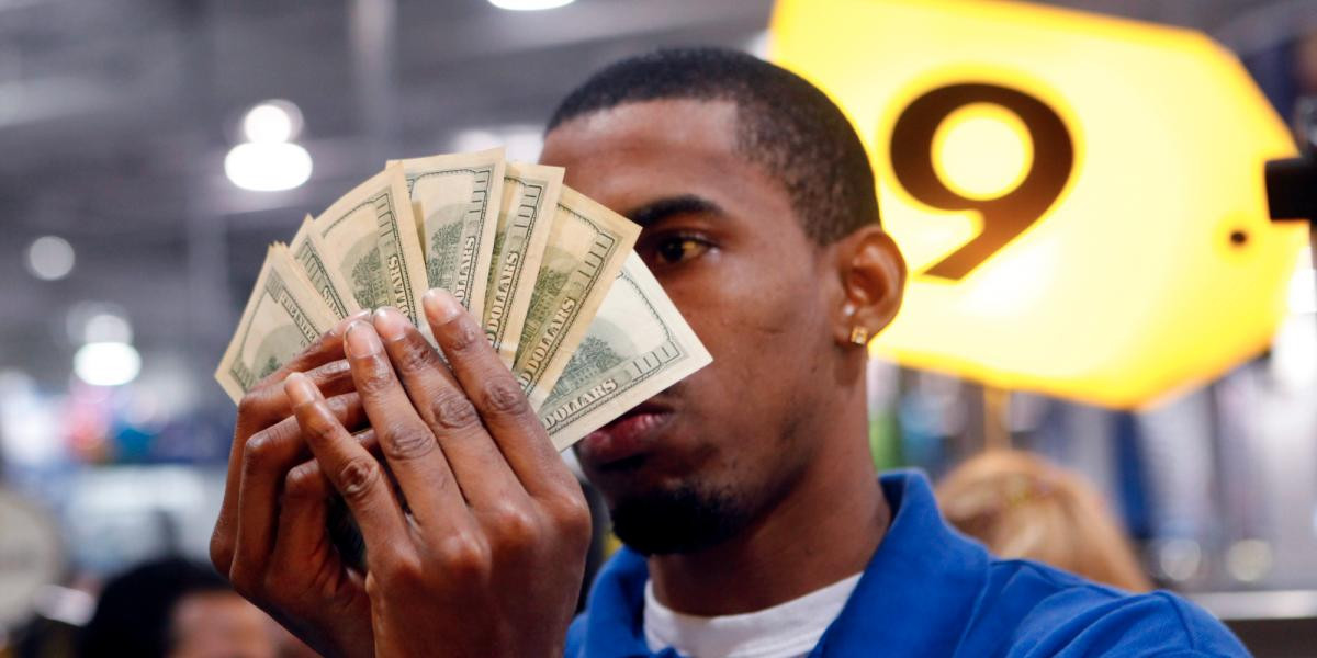 Thông thường, các cửa hàng sẽ sử dụng đủ loại chiêu trò để bạn tiêu tiền nhiều hơn. Ở các cửa hàng cao cấp, hãy cẩn thận khi họ mời bạn đồ uống miễn phí. Các cửa hàng chỉ muốn giữ chân bạn lâu hơn để bạn móc thêm hầu bao mua sắm.