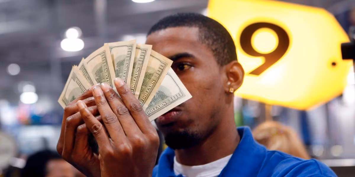 Thông thường, các cửa hàng sẽ sử dụng đủ loại chiêu trò để bạn tiêu tiền nhiều hơn. Ở các cửa hàng cao cấp, hãy cẩn thận khi họ mời bạn đồ uống miễn phí. Các cửa hàng chỉ muốn giữ chân bạn lâu hơn để bạn móc thêm hầu bao mua sắm.